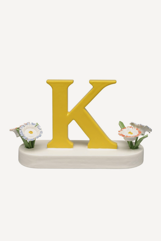 Buchstabe K, mit Blumen