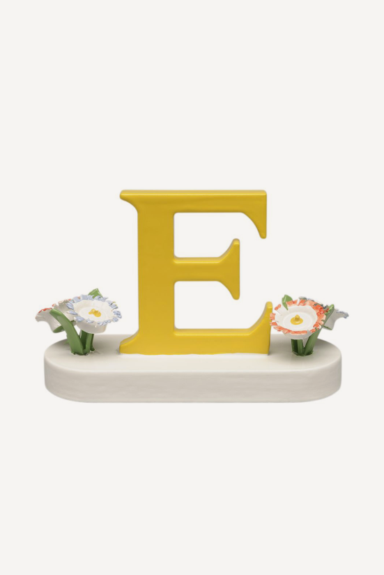 Buchstabe E, mit Blumen