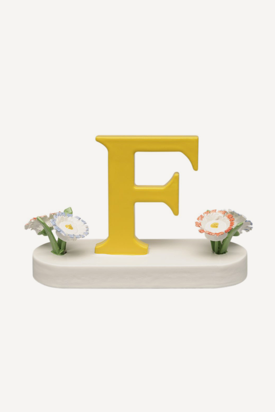 Buchstabe F, mit Blumen